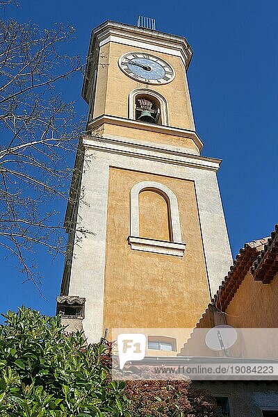 Frankreich  Dorf Eze  Uhr und Glockenturm der Kirche Our Lady of the Assumption aus dem 18  Europa