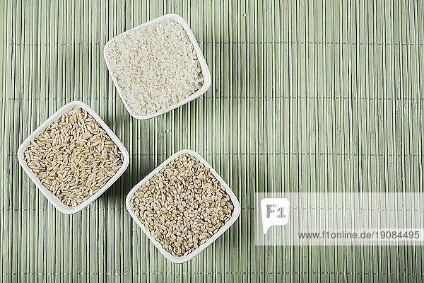 Natürliches weißes braunes langes flaches ungekochtes Reisschüsseln Platzdeckchen