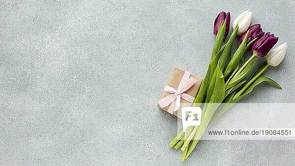 Strauß Tulpen mit eingepacktem Geschenk Kopiervorlage