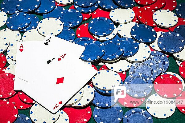Drei Asse Karte weiß blau rot Casinochips