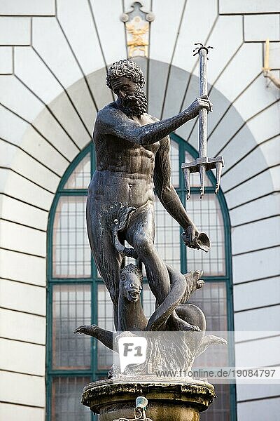 Neptun  Bronzestatue des römischen Meeresgottes in der Altstadt von Gdansk (Danzig)  Polen  Europa