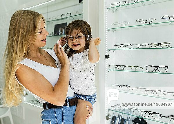 Kleines Mädchen probiert Brillengestell