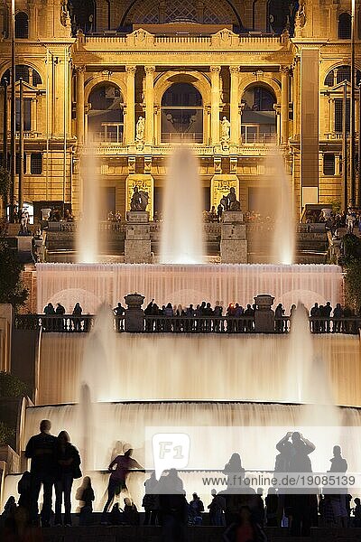 Springbrunnen und Wasserkaskaden bei Nacht unterhalb des Nationalen Kunstmuseums von Katalonien in Barcelona  Spanien  Europa
