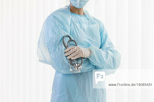 Frontansicht einer Ärztin mit Schutzkleidung