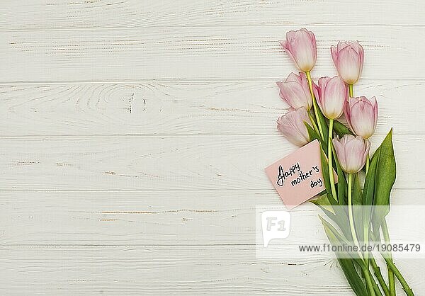 Blumen mit Happy Mothers Day Karte Tisch