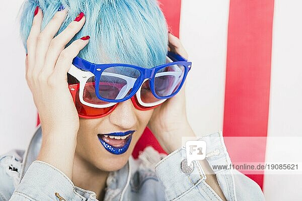 Usa Unabhängigkeitstag Konzept mit Punk Frau mit drei Sonnenbrillen