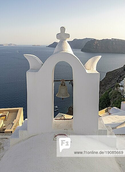 Weiß getünchter Glockenturm mit Blick auf die Caldera und das Meer  Ia  Oia  Santorin  Griechenland  Europa