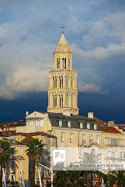 Altstadt in der Stadt Split in Kroatien mit dem Glockenturm der Kathedrale des Heiligen Domnius aus dem Jahr 1100 n. Chr. im romanischen Stil