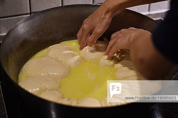 Zubereitung von Dampfnudeln in rustikaler alter Dampfnudelpfanne mit viel Butter  typisch traditionell bayerische Küche  Deutschland  Europa