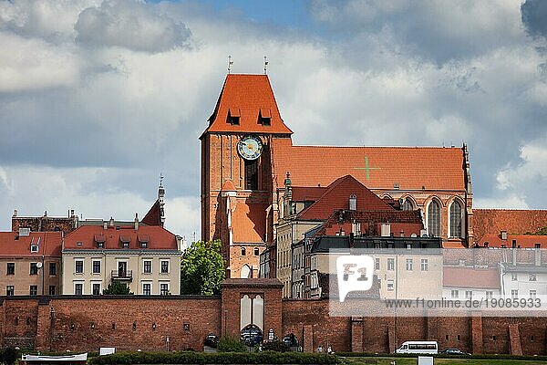Altstadt von Torun in Polen  Häuser  Stadtmauer  Kathedrale  Basilika St. Johannes der Täufer und St. Johannes der Evangelist