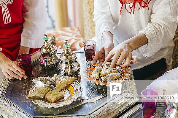 Ramadan Konzept mit Freunden Restaurant