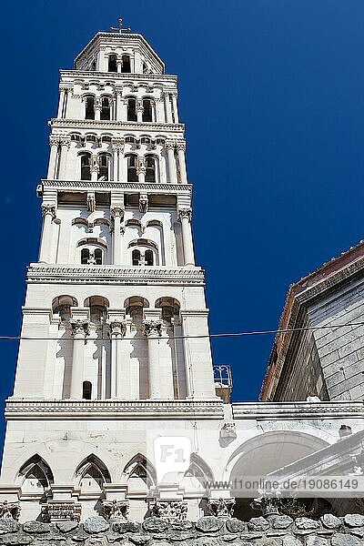 Glockenturm der Kathedrale des Heiligen Domnius (kroatisch: Katedrala Svetog Duje) in Split  Kroatien  Gespanschaft Dalmatien  Europa