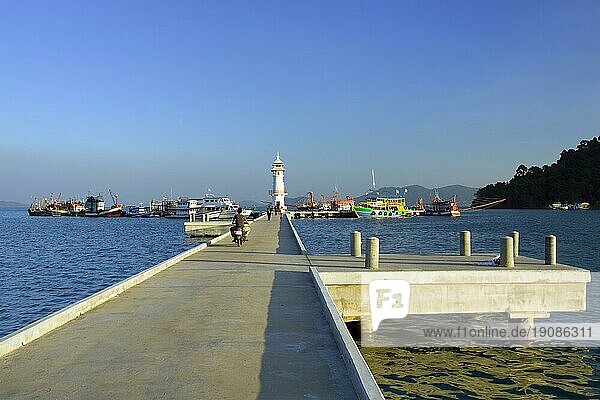 Betonpier mit Leuchtturm und angedockten Booten am anderen Ende in der Bang Bao Bay  Insel Ko Chang  Thailand  Asien
