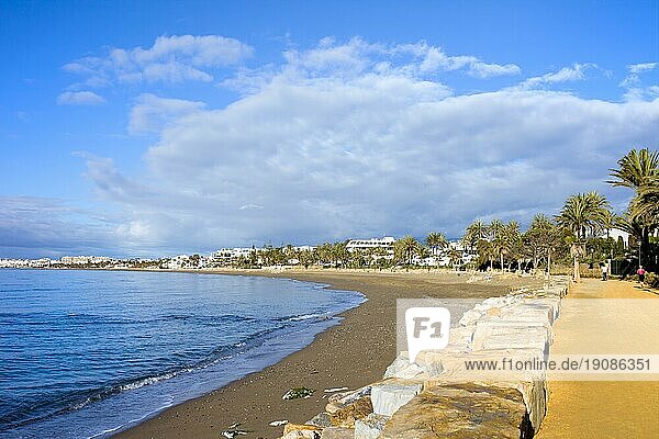 Uferpromenade an der Costa del Sol entlang des Mittelmeers im Ferienort Marbella in Spanien