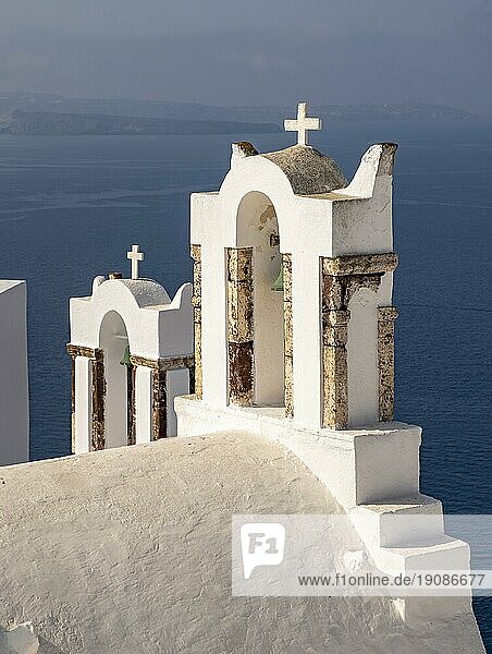 Weißer Glockenturm der Kapelle des Heiligen Johannes des Täufers  Ia  Oia  Santorin  Griechenland  Europa