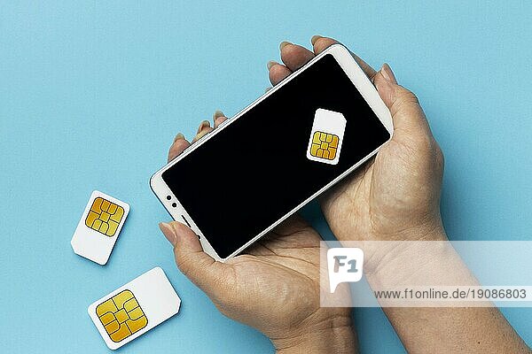 Vorderansicht Hände halten Smartphone Sim Karten