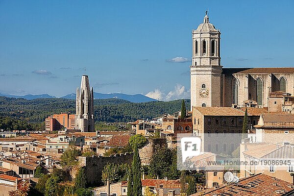 Stadtbild von Girona mit der Kathedrale der Heiligen Maria von Girona (rechts) und der Basilika Sant Feliu (links) in Katalonien  Spanien  Europa