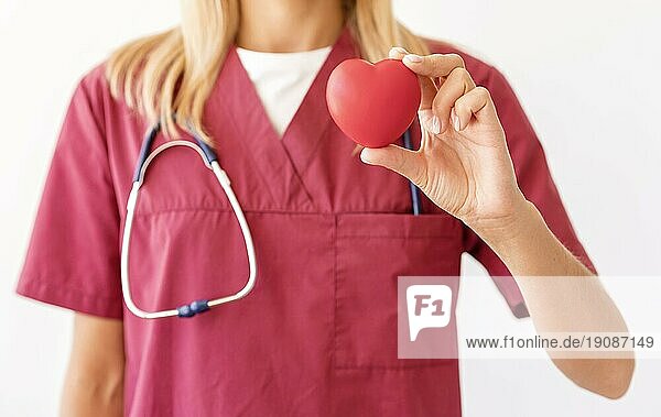 Vorderansicht weiblicher Arzt hält Herzform