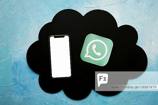Smartphone Medien Symbol schwarze Wolke gemalt blaue Wand