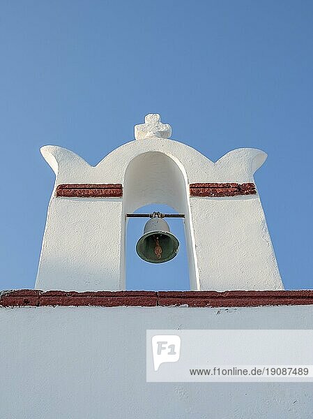 Tiefblick auf einen weiß getünchten Glockenturm mit blauem Himmel im Hintergrund  Ia  Oia  Santorin  Griechenland  Europa