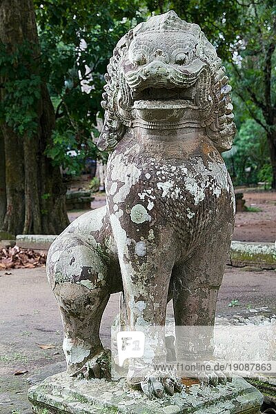 Antike Steinstatue des Wächterwesens in Form eines Löwen in der Tempelanlage von Angkor Thom in Kambodscha