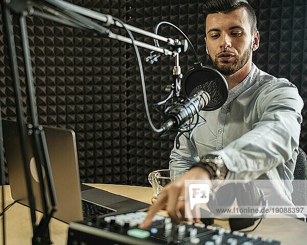 Mittlere Einstellung junger Mann arbeitet im Radio