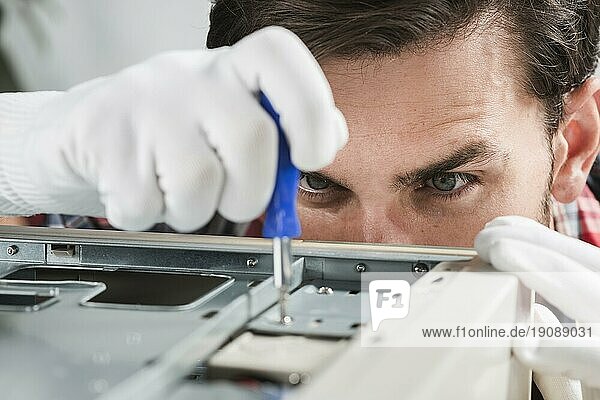 Männlicher Techniker repariert CPU Schraubenzieher