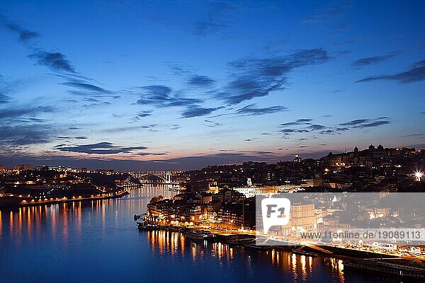 Stadt Porto in Portugal in der Dämmerung  ruhige Gewässer des Flusses Douro