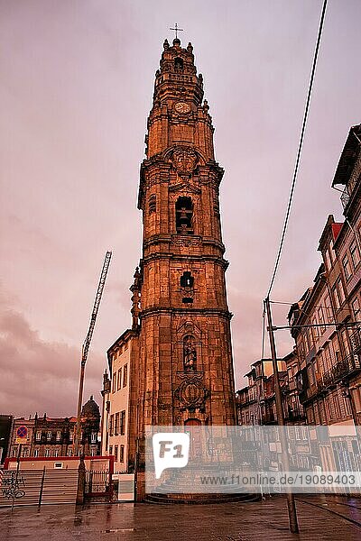 Porto in Portugal  Glockenturm der Clerigos Kirche bei Sonnenuntergang in der Altstadt