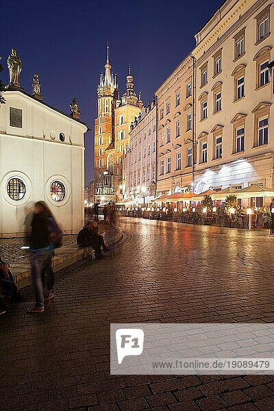 Die Stadt Krakau bei Nacht in Polen. Hauptplatz in der Altstadt  links die St. Wojciech Kirche  ganz hinten die St. Marien Basilika