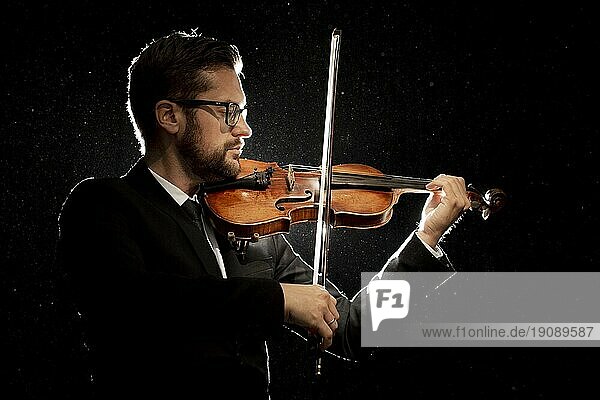 Seitenansicht männlicher Künstler beim Geigenspiel
