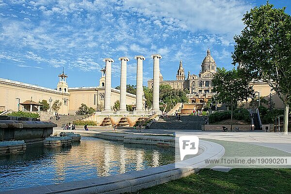 Magischer Brunnen von Montjuic  ionische Säulen und Nationales Kunstmuseum von Katalonien am anderen Ende in Barcelona  Katalonien  Spanien  Europa