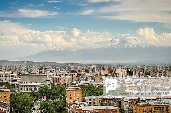 Foto von Gebäuden und wenig Grün in der überfüllten Hauptstadt Armeniens  Eriwan