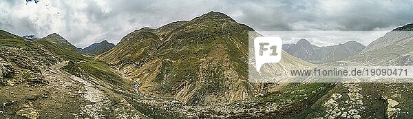 Panorama der Berge von Kaschmir an einem bewölkten Tag