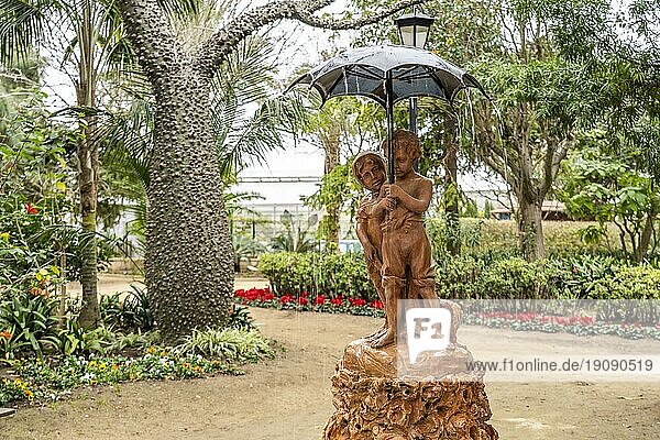 Brunnen Fuente de los Niños del Paraguasmit zwei Kindern unterm Regenschirm im Park Parque Genovés  Cádiz  Andalusien  Spanien  Europa