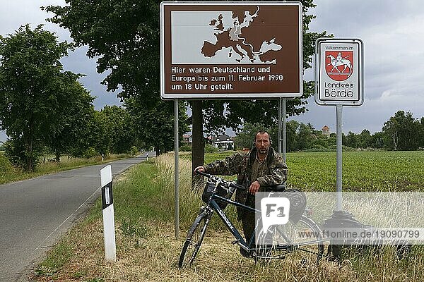 Radtourist vor einer Gedecktafel zur innerdeutschen Teilung  Sachsen-Anhalt  Deutschland  Europa