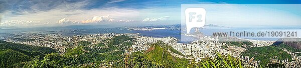 Panoramafoto von Rio de Janeiro in Brasilien mit seinen Grünanlagen  Gebäuden und dem Meer in der Ferne