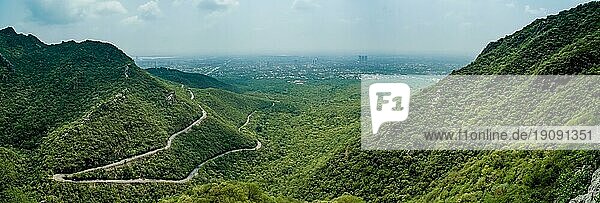 Panoramablick auf Islamabad  Pakistan  von den umliegenden Bergen aus  Asien