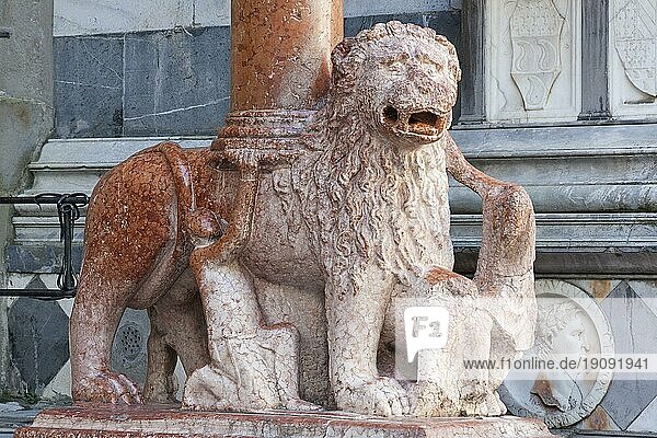 Die Löwen der Vorhalle an der Querhausfassade der Basilika Santa Maria  Maggiore in Bergamo  welche um 1350 geschaffen wurde