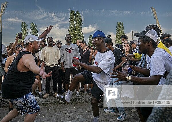 Deutschland  Berlin  11.06.2023  Sonntagnachmittag im Mauerpark  die afrikanische Community tanzt  Europa
