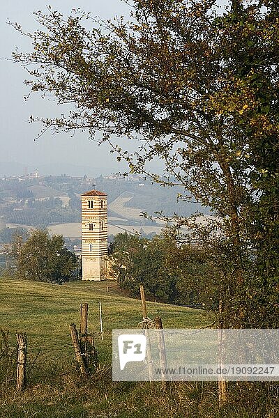 Die romanische monferrater Landkirche San Nazario e Celso in den piemonteser Hügeln bei Montechiaro  Asti  Monferrato  Piemonte  Italien  Europa