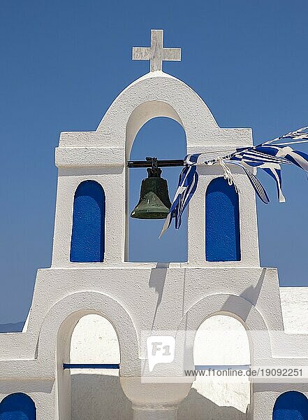Weißer Glockenturm mit griechischen Flaggen  Kapelle der Verklärung des Sotiros Christos  Ia  Oia  Santorin  Griechenland  Europa