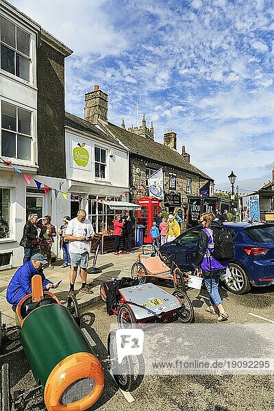 Traditionelle Seifenkisten und Fußgänger im Stadtzentrum beim Lafrowda Festival 2023  St. Just in Penwith  Cornwall  England  Großbritannien  Europa