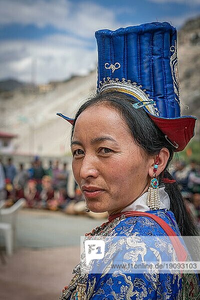 Ladakh  Indien  4. September 2018: Porträt einer attraktiven ethnischen indischen Frau in traditioneller Kleidung auf einem Fest in Ladakh. Illustrativer Leitartikel  Asien