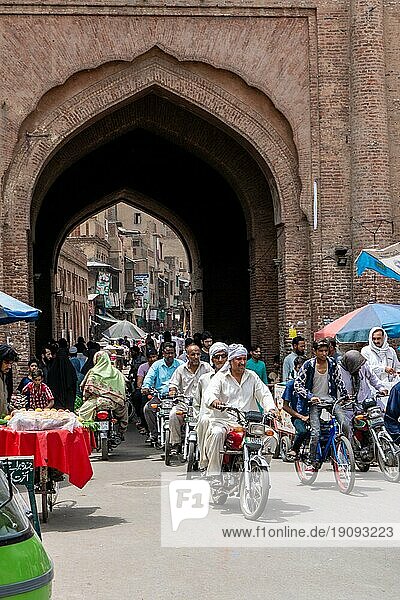 Lahore  Pakistan  5. August 2018: Belebte Straße in der historischen Stadt Lahore  Pakistan. Illustrativer Leitartikel  Asien