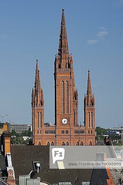Die Türme der Marktkirche über Wiesbaden. The towers of the Market Church in Wiesbaden.  Wiesbaden  Hesse  Deutschland  Europe  Europa