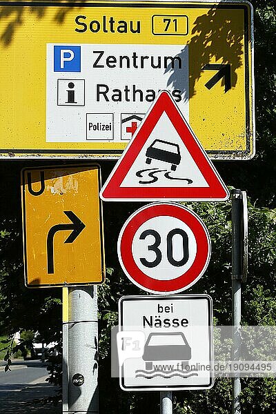 Verkehrsschild Zulässige Höchstgeschwindigkeit 30 Stundenkilometer bei Nässe  Schleudergefahr  Deutschland  Europa
