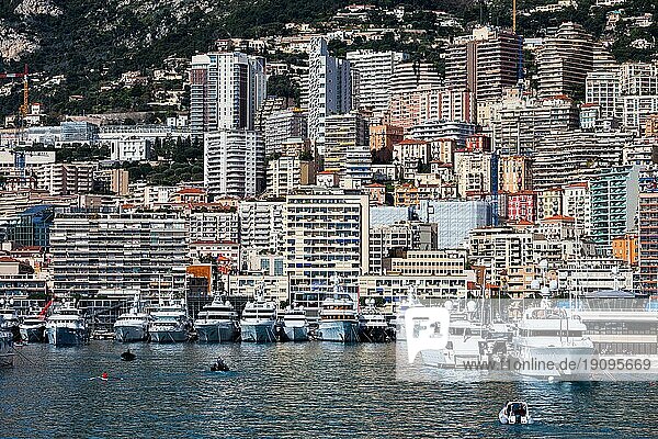 Fürstentum Monaco  Stadtzentrum Stadtbild vom Seehafen aus  dicht besiedelte Stadtlandschaft