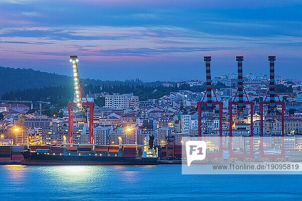 Blick auf den Hafen von Lissabon mit vertäutem Containerschiff und Hafenkränen in der Abenddämmerung über dem Tejo. Lissabon  Portugal  Europa