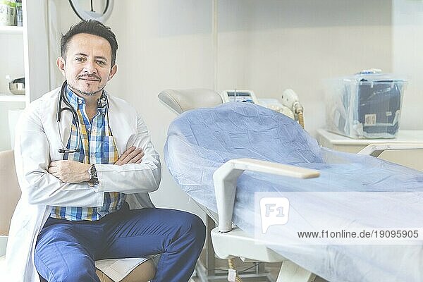 Latino Arzt posiert in seinem Schönheitszentrum